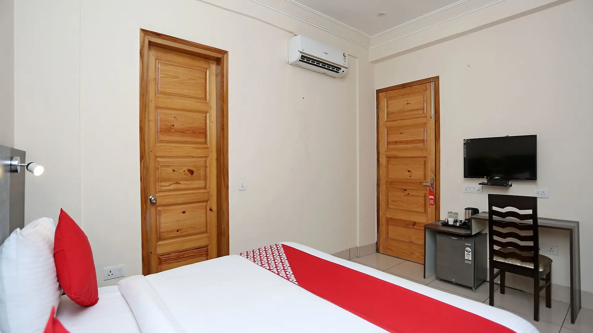 Oyo 14444 Jmk House Hotell Gurgaon
